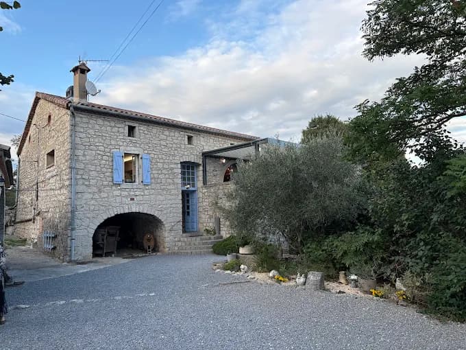 La façade de L'Olivier de Paiolive, à reconnaître depuis la route