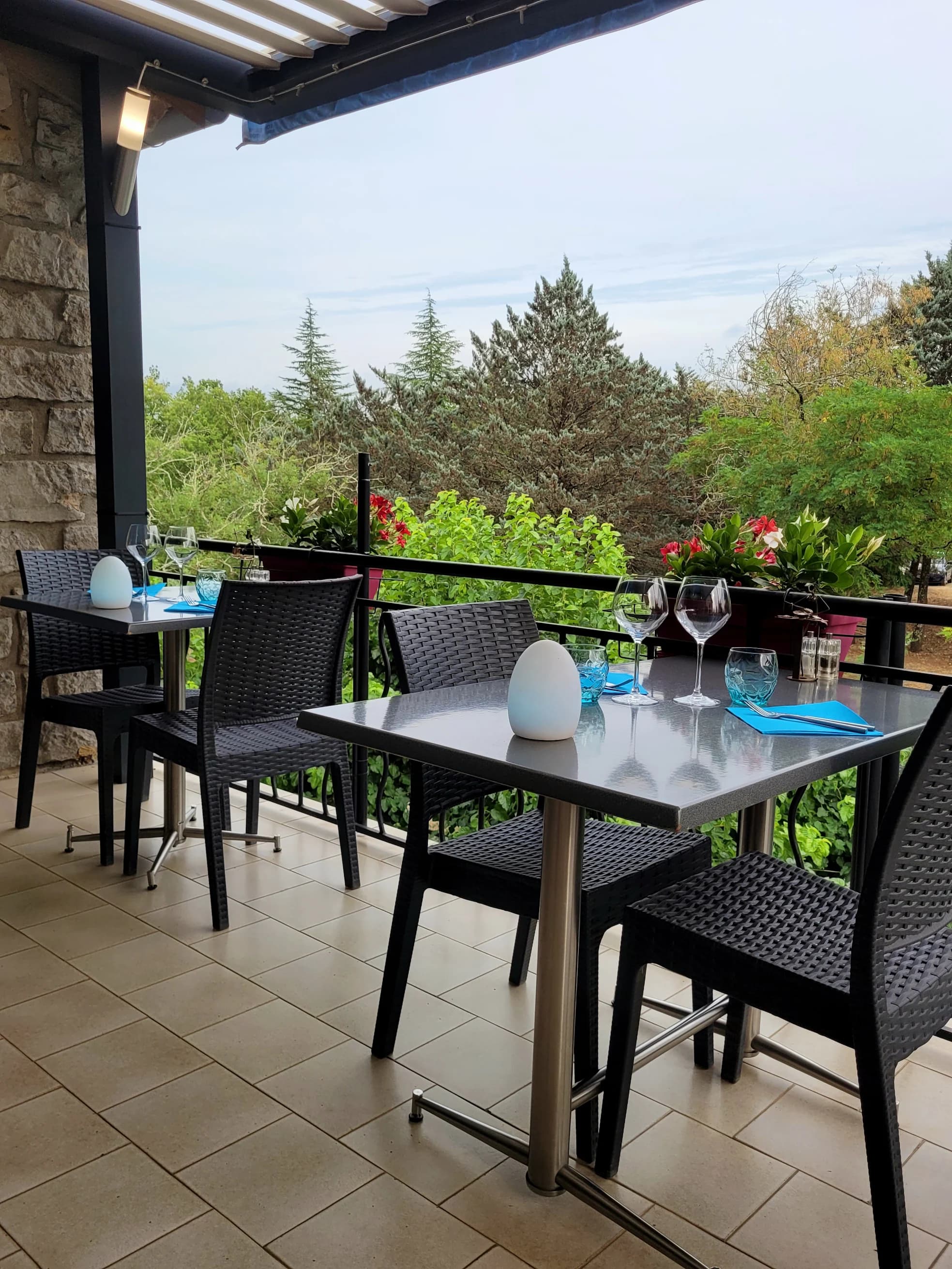 La terrasse ombragée avec vue dégagée sur la nature ardéchoise